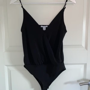 Svart bodysuit - Svart bodysuit köpt på new yorker för länge sedan, använd fåtal gånger, är så gott som ny. Har justerbara band. Storlek xs. Säljer för 80kr, frakt tillkommer 