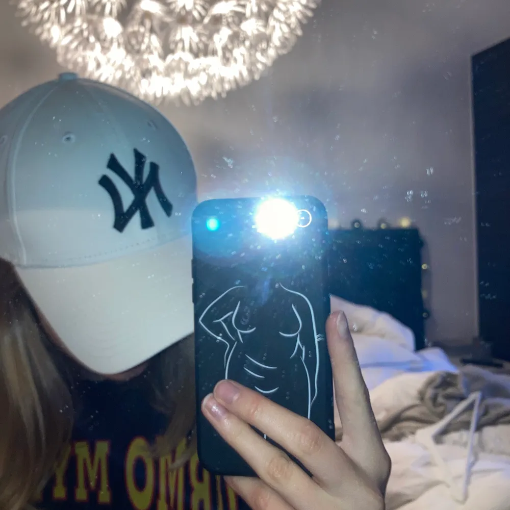 inge defekter nästan aldrig använd vit keps 100kr + frakt🥰 frakten ligger runt 40kr. Kolla gärna in min profil, har många fina tröjor och jeans!. Asusteet.