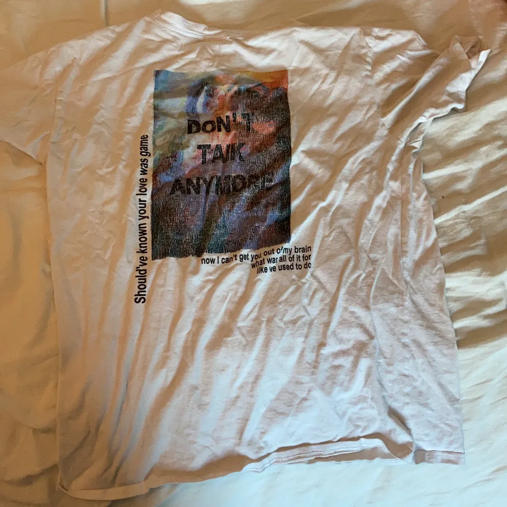T-Shirt köpt för 300kr, har liten färgfläck pga mix med annan färgtvätt men det är knappt märkvärdigt. T-shirts.