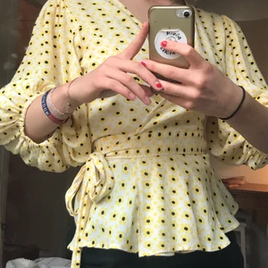 Ganni blus - Säljer denna superfina blus från GANNI! Buda i kommentarerna eller köp direkt för 450kr💜💜