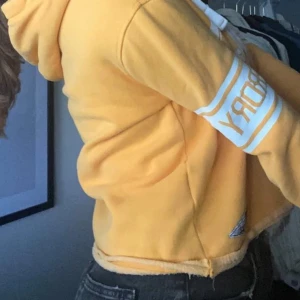 Hoodie superdry  - Luvtröja/ hoodie i väl skick, köpt i den ”slitnare” stilen! Strl Small. Cool färg! Mysigt material! Har verkligen älskat den men har inte kommit till användning på senaste tiden tyvärr!