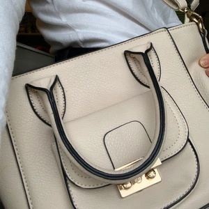 Handväska - Så söt väska med små fack inuti! Bandet går att reglera, knappt använd🌿🍃🍂🍁