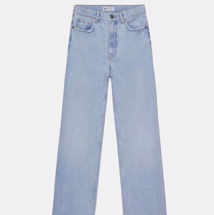 Säljer dessa populära slutsålda Zara jeans! Använd Max 5 gånger och är i nyskick! Bara att skriva om någon vill ha fler bilder. . Jeans & Byxor.