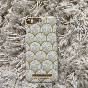 Ideal of sweden skal - Fint skick säljer då jag har ny telefon. Skalen är köpt till en 8+ så de passar även 6+ och 7+