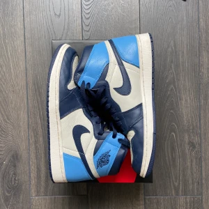 Air Jordan 1 High Obsidian - Säljer dessa i storlek 42! Toppskick, enda som medföljer är orderbekräftelse och ljusblåa snören. Box saknas (en annan på bild) Pris: 3500kr! Möts i Sthlm, fraktar mot kostnad