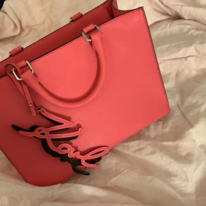 Karl Lagerfeld Handväska  - Rosa Karl Lagetfeld väska, använd 2 ggr. Otroligt bra skick, som ny! Nypris runt 2000