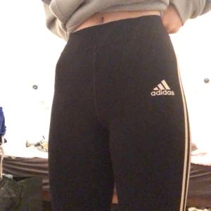 Adidas träningsbyxor - Adidas träningbyxor, supersnygga men passar tyvärr inte mig. Superfint skick, som nya. Använda några gånger men som sagt så är de försmå så inte många⭐️