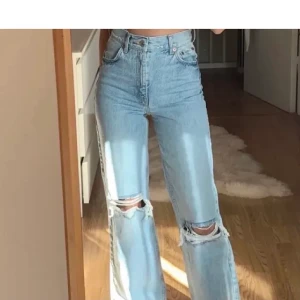 Zara jeans - Säljer dessa populära zara jeans då de var för stora för mig tyvärr :) Kan eventuellt mötas upp annars är det Swish som gäller 🥰 (PS LÅNAD BILD) fler bilder kan skickas om så önskas. Kan tänka mig att byta mot något