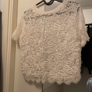 Zara spetstopp - Säljer denna söta spetstoppen från zara. Den är i mycket bra skick. Köparen står för frakten!
