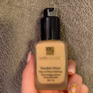 Estee Lauder Double Wear Foundation - Säljer min jättefina och populära foundation från Estee Lauder då den är för ljus för mig. Skulle säga att det är ca 80-85% kvar i flaskan. Färgen är 2N1, high coverage och det är en matte finish. Nypris är 470kr💞 OBS! Pumpen medföljer ej