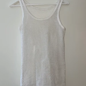 Vit fishnet linne - Coolt fishnet linne, är i bra skick och andvänt fåtal gånger 
