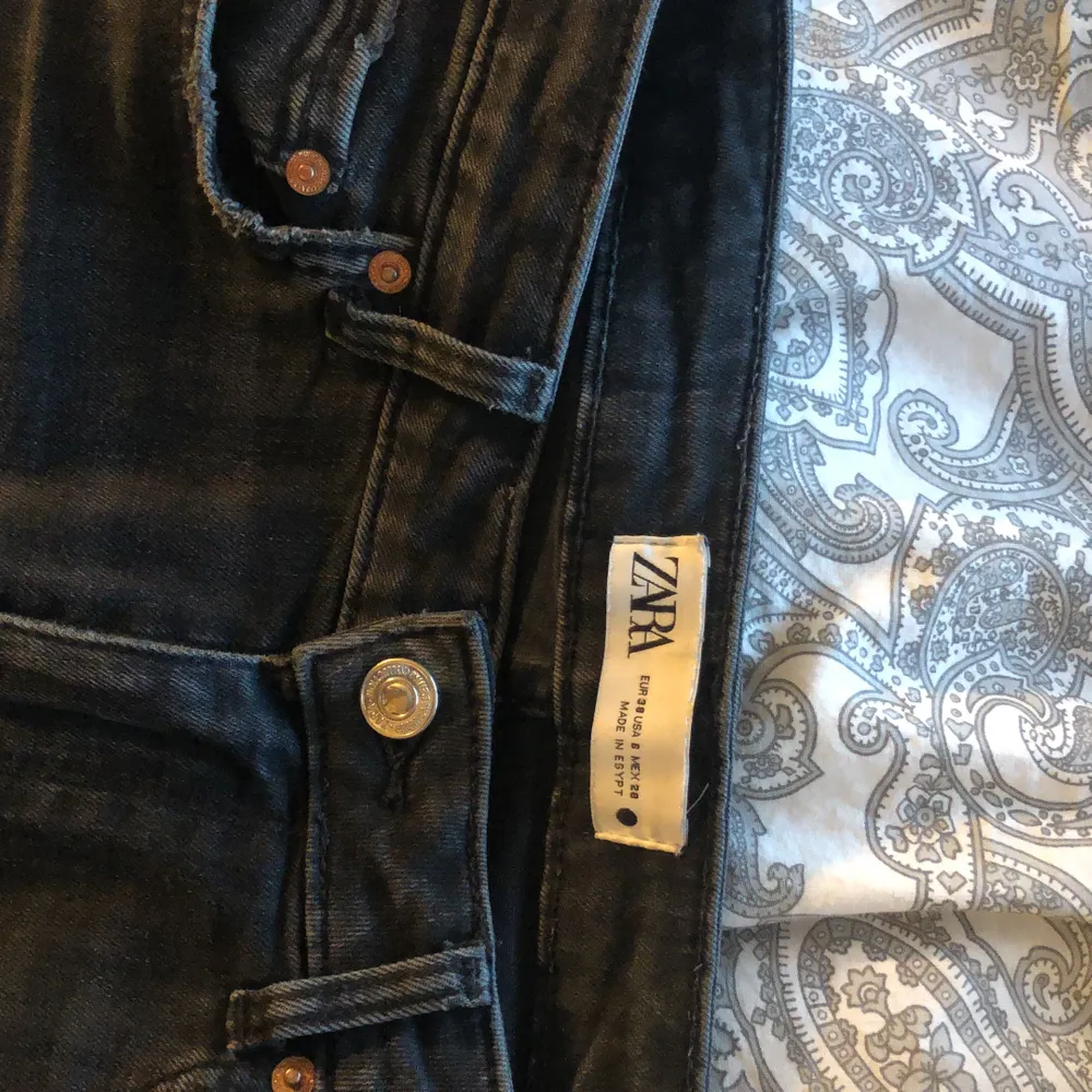 Gråa zara jeans storlek 38 men känns som 36. Jag brukar ha 36 men det här passar. Det har ett pyttelitet hål som var där från början  vid vänstra knät. . Jeans & Byxor.