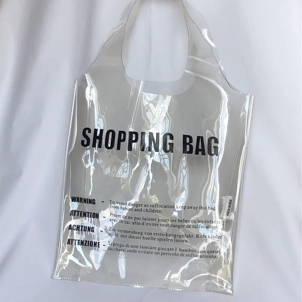 Aldrig använd väska i genomskinlig hård plast💖 31.5cm bred och 35cm hög utan handtag!! Skriv om det finns några frågor💖 . Väskor.