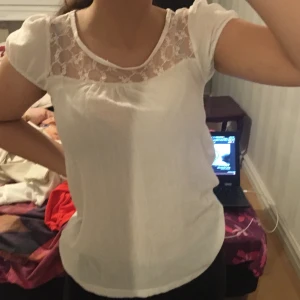 Gullig blus  - Jätte söt blus i storleken S,använd ett fåtal gånger. Lite see through. Köparen står för frakt✨