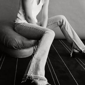 Zara jeans med slits - Supersnygga zara jeans med slits som tyvärr är förstora för mig... använda en gång så helt i nyskick! Vid flera intresserade blir det budgivning🥰🥰🥰