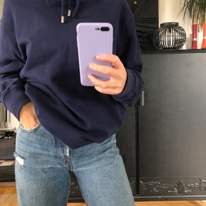 Snygg marinblå Hoodie från Afound, egendesignat broderi på ryggen💙 - Säljer min oversized Hoodie från Afound🤩 Jag broderat själv på ryggen💙 Använd fåtal gånger, Nyskick!!