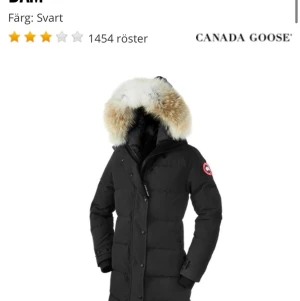  Canada goose jacka dam - (Lånade bilder) säljer min canada goose shelburne parka i storlek M! Använd men i bra skick, en liten liten slitning på ena armbågen bara! Skickar bilder vid intresse! 