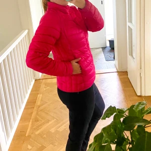 Size8needle jacka  - Jackan är i ett väldigt gott skick, dragkedjorna fungerar och därefter har den två fickor på sidan vilket är välbehövt, jackan är lång i armarna och är i ceris rosa.