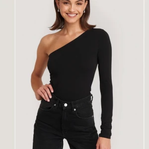 Nly trend one shoulder tröja i strl s  - Säljer denna ascoola tröja från nakd som passar med allt! Säljer pga att jag har en liknande och därför kommer den inte till användning🥰 skriv om ni har frågor eller vill ha mer bilder❣️.         Tröjan är inte använd mer än en gång! Startpris: 130 inkl frakt😋