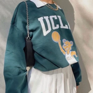 grön sweatshirt  - super snygg sweatshirt köpt på H&M för någon vecka sedan! Den är nu helt slutsåld! Den är i storlek S men jag skulle säga att den passar Xs och M med! Den sitter super snyggt och går att både klä upp och ner. Köparen står för frakt! 