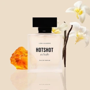 LINN AHLBORG HOTSHOT BUT HOTTER - Säljer Linn Ahlborgs parfym hotshot but hotter då jag råkade dubbelbeställa! Helt slutsåld och luktar supergott, bud görs i kommentarerna och buda från 640kr❤️ frakt är inkluderat i priset!