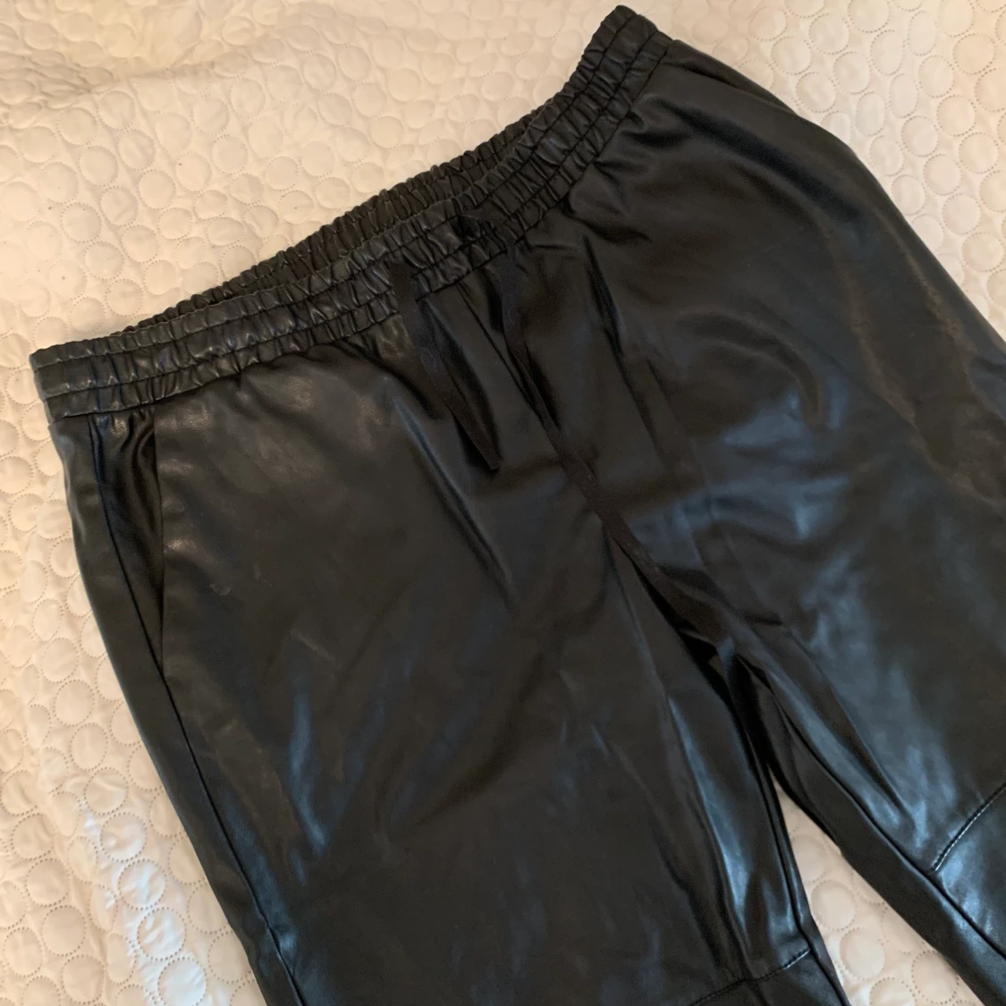 Svarta byxor i skinnimitation  - 90