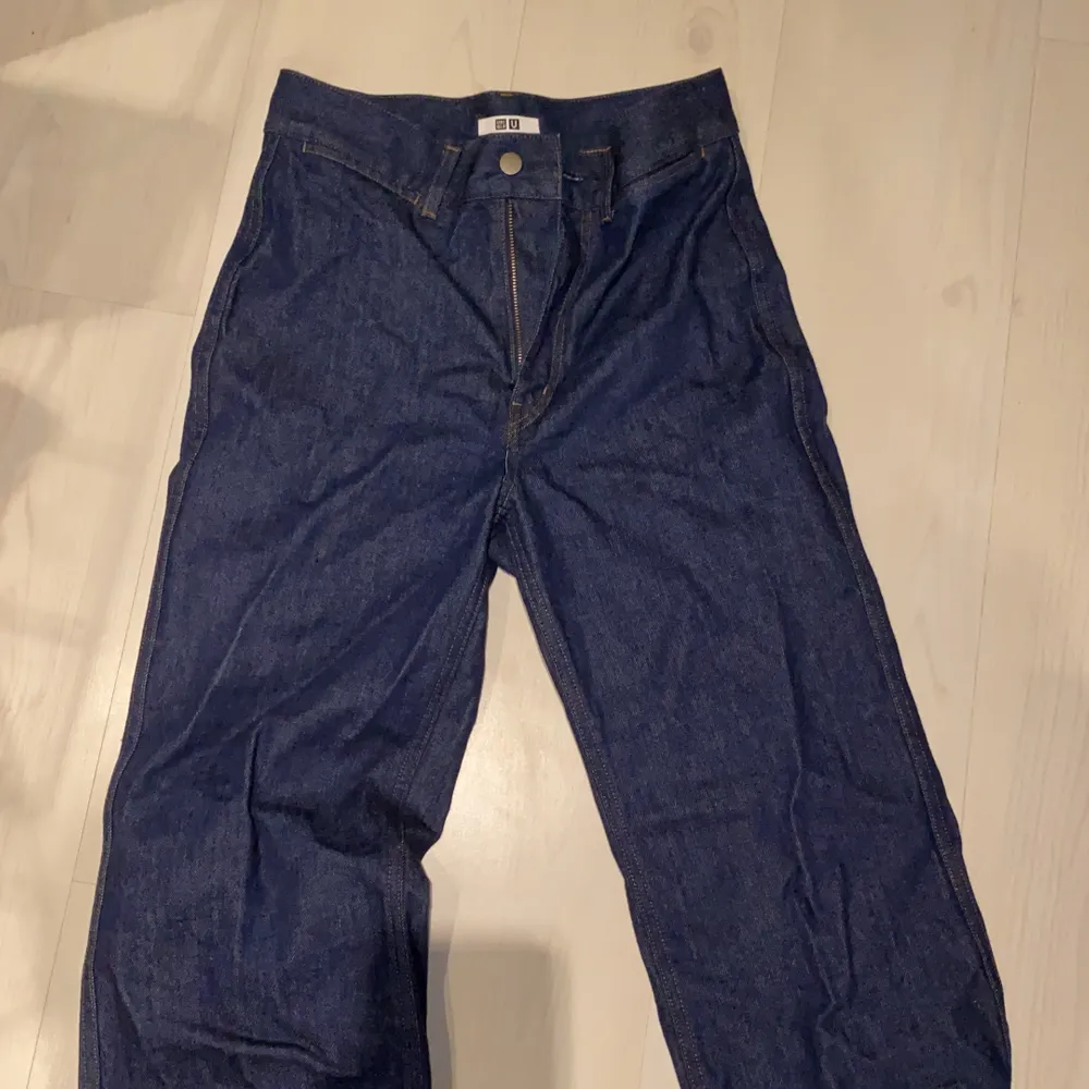 Skit snygga blåa långa jeans. Köpt från uniqlo något år sen. Använt förtal gånger med inga slitningar. Är lite utsvängda men inte mycket. Köpt för 500kr. Möts upp i malmö eller köparen står för frakten, 100kr. Jeans & Byxor.
