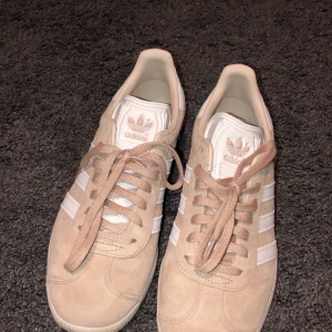 Adidas skor - Säljer dessa skor för 600 kr och de är storlek 38. De är köpta på nätet och aldrig använda. Köpare står för frakten 