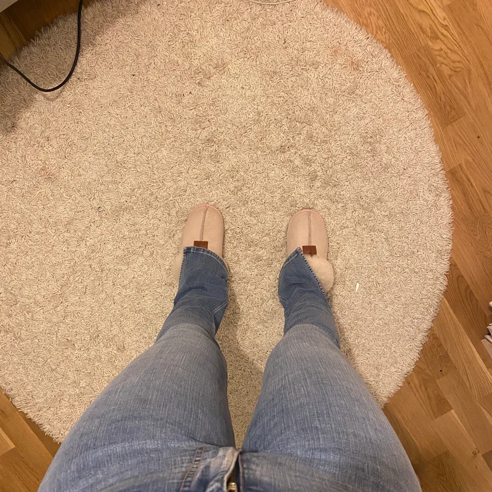 Säljer mina snygga populära Zara jeans med slits nertill. Jeansen är använda max 3 gånger. Storlek 36. Långa i benen. 250kr+frakt. Jeans & Byxor.