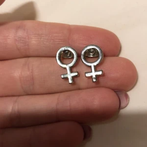 Silver Örhängen  - Ett par superfina silvriga örhängen i kvinnotecknet🥰 säljer för 20kr +frakt💛🧡