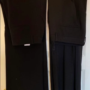 Kostymbyxor  - Byxor till höger kostymbyxor som är vida i storlek 40, pris 75kr.                                                                                   📍Kunden betalar frakten! Frakten ligger runt 22-110kr, beroende på vikten. Vill du däremot ha paketet spårbart ligger priset runt 103-191kr, beroende på vikten.  Jag skickar endast!                                                                        💵Betalningarna sker via Swish.  Ni skickar namn, adress, postnummer och ort. Jag skickar numret, och jag skickar inte iväg paketet INNAN jag fått en Swish med den giltiga summan. Jag tar en bild när paketet är redo att posta. 