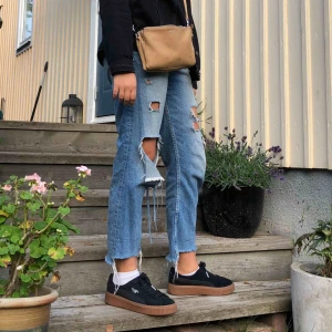  - Jeans med slitage från hm✨ De är bra längdmässigt på mig som är 170 och har långa ben men lite stora i midjan. Funkar dock bra med skärp🌈🌈 skriv i kommentarerna vid intresse och om ni vill buda!