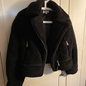 Teddyjacka - Jag säljer denna mysiga teddyjackan i svart då den inte kommer till användning, storlek 32, pris 150kr+frakt
