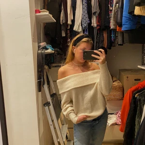 Hm off shoulder tröja  - Säljer denna stickade off shoulder tröja i creme vit! Använd fåtal gånger!!