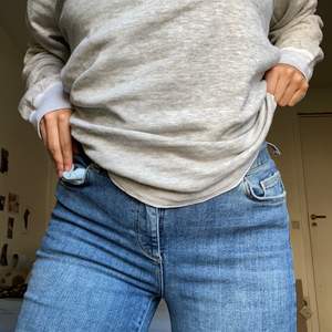 Säljer nu mina blå lite vidare jeans nertill från Vero Moda. Jag tycker om dessa jeans väldigt mycket men dem kommer helt enkelt inte till användning längre. 