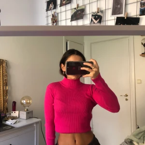 Knallrosa ribbad polo tröja - Jättefin långärmad polotröja som gå att styla på olika sätt. Andvänd endast fåtal gånger.