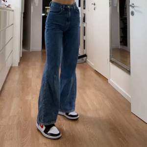 fett snygga jeans från hm, köptes från plick men säljer pga att dom var för korta för mig som är 167 💞💞 (dom två första är från den förra säljaren) frakten ingår😛 pris kan diskuteras vid snabbt köp