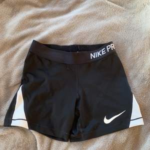 Säljer mina Nike PRO shorts i strl barn M vilket ungefär motsvarar XS. Visar dom tyvärr inte på för jag gillar inte alls hur dom sitter på mig! 