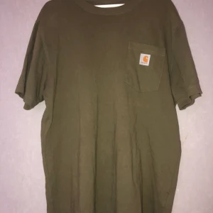 Carharrt t-shirt - Snygg Carhartt t-shirt och extremt snygg overzize. Använd väldigt lite. Känns som en LKöparen står för frakt 