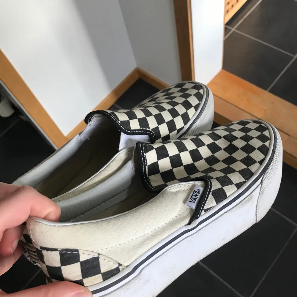 Rutiga Vans i storlek 38. Bra skick! Frakt ingår i priset 🥰. Skor.