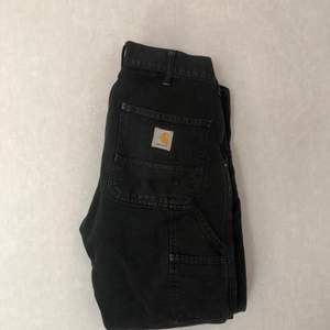  Snygga svarta Carhartt workin pants byxor, använd fåtal gånger. Många fickor med loggan på bakfickan. Köparen står för frakt, går att buda