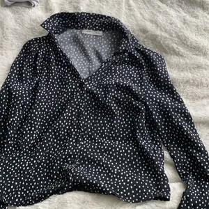 En perfekt skjorta/blus för både fest och vardag! 😍 Från PULL&BEAR i storlek S, säljer för att den är lite för liten för mig 😫