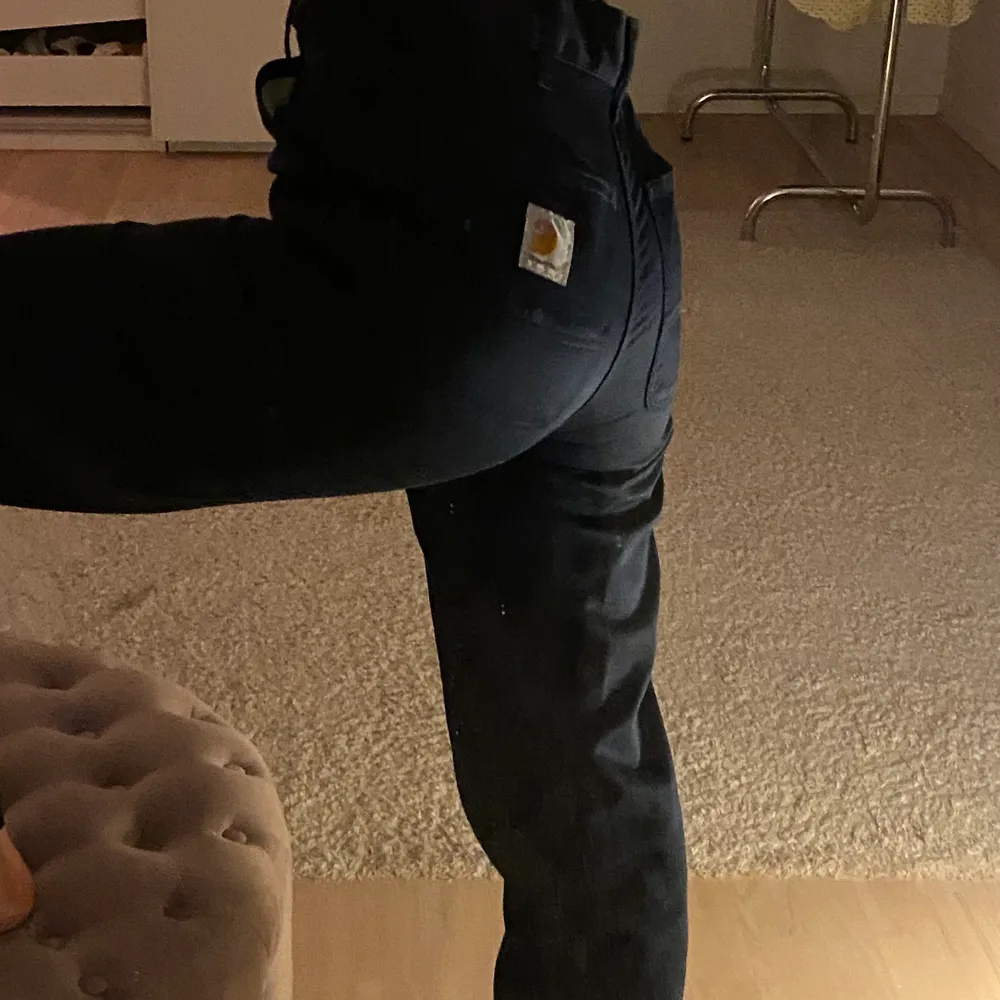 Carhartt byxor som är kostymliknande och färgen marinblå. Passar mig perfekt som är storlek S och 172 cm lång. Köpta i Cph för ca 800kr, säljer för 400 🤎. Jeans & Byxor.