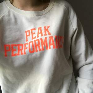 Peak performance tröja med neon tryck på, super cool men används ej speciellt mycket tyvärr