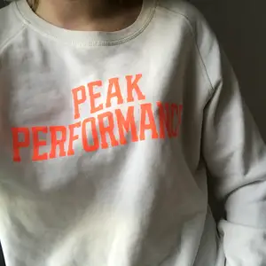 Peak performance tröja med neon tryck på, super cool men används ej speciellt mycket tyvärr