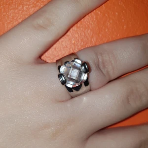 Ring med sten - Silverfärgad ring med glaspärla, ej äkta. Passar någon med storlek 16/15 i ringar (s/xs). Vet ej om den färgar av då jag inte använt den på länge. Lite slitage på undersidan av ringen. Fler bilder kan ges vid förfrågan. Frakt ingår i priset🥰