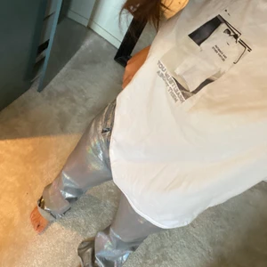 Zara t-shirt - En t-shirt från Zara med en fint tryck! Tröjan är i ett bra skick och mycket lätt att matcha till! frakten tillkommer! 