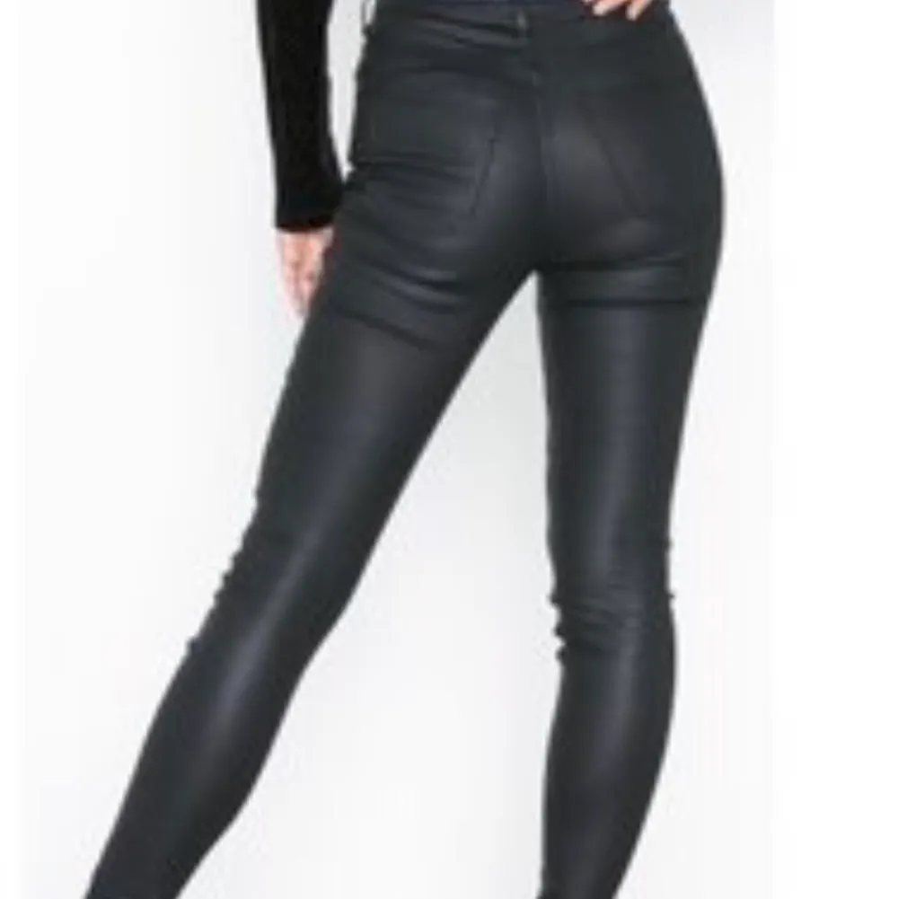 Svarta läder/skinn byxor/jeans från Ginatricot modell: Molly going out!🦋 Använda 1 gång då jag insåg att dessa var för små💖 väldigt svårt att få en bra bild men de är bara att skriva så ska jag fixa bättre bilder 💙. Jeans & Byxor.
