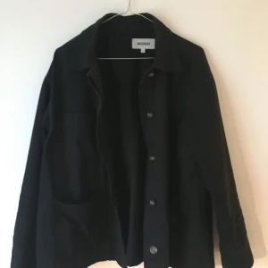 Weekday jacka - Tygjacka från weekday i svart med dold knäppning. Sitter som en skjorta. Storlek M. 