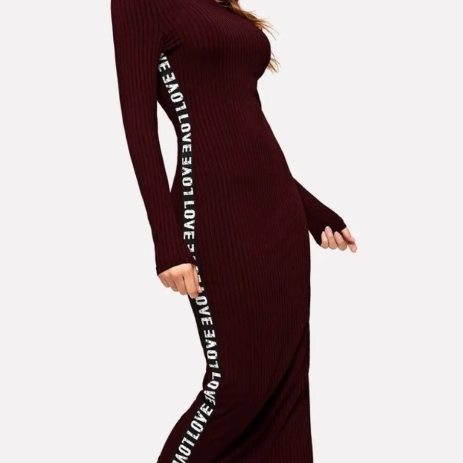 Jättefin vinröd klänning från Shein. Använd en gång. Ger kroppen en jättefin shape. . Klänningar.